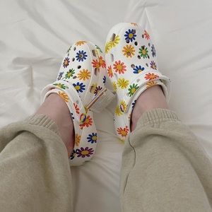 crocs classic platform seasonal flower printed clog women - white/multi